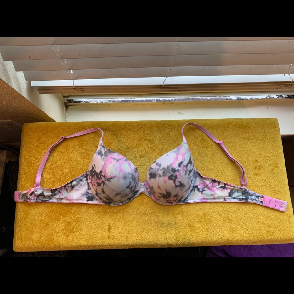 VICTORIA’S SECRET PINK CAMO UNDERWIRE BRA